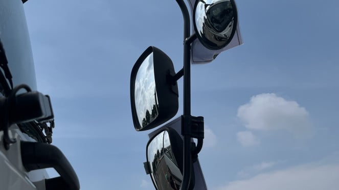 Tiga spion di truk besar Tiga spion di truk besar
