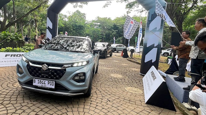 Penyerahan unit Suzuki Fronx ke konsumen. Penyerahan unit Suzuki Fronx ke konsumen.