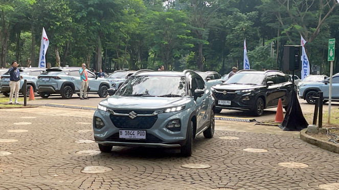 Penyerahan unit Suzuki Fronx ke konsumen. Penyerahan unit Suzuki Fronx ke konsumen.