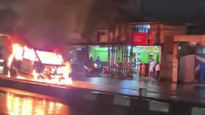 Mobil Listrik Wuling Hangus Terbakar di Bandung Mobil Listrik Wuling Hangus Terbakar di Bandung