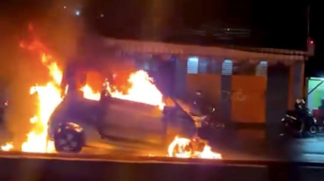 Mobil listrik terbakar di Bandung, Jawa Barat. Mobil listrik terbakar di Bandung, Jawa Barat.
