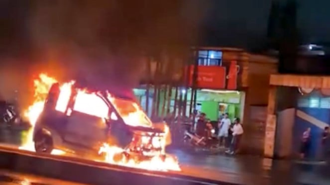 Mobil listrik terbakar di Bandung, Jawa Barat. Mobil listrik terbakar di Bandung, Jawa Barat.