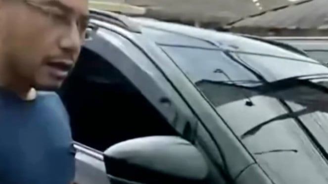 Pengemudi mobil hadang polisi patwal Pengemudi mobil hadang polisi patwal