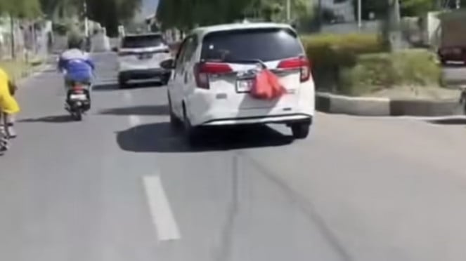 Fenomena kantong plastik ditaruh belakang mobil Fenomena kantong plastik ditaruh belakang mobil