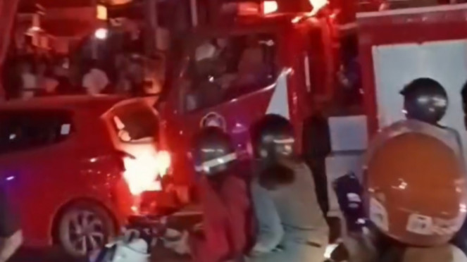 Video damkar dorong paksa mobil Video damkar dorong paksa mobil