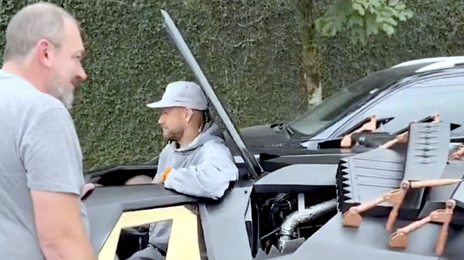 Neymar beli Batmobile Neymar beli Batmobile