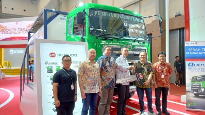 Penyerahan unit UD Trucks Quester Euro 5 ke konsumen di GIIAS 2025. Penyerahan unit UD Trucks Quester Euro 5 ke konsumen di GIIAS 2025.