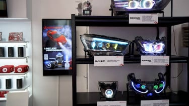 Lampu mobil proyektor di booth Autovision GIIAS 2025