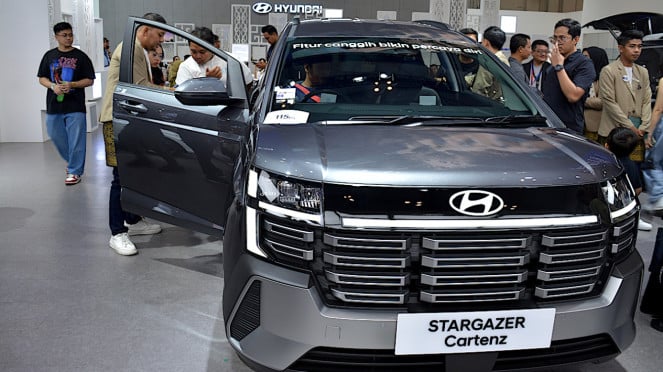 Pengunjung GIIAS 2025 melihat-lihat Hyundai Stargazer Cartenz Pengunjung GIIAS 2025 melihat-lihat Hyundai Stargazer Cartenz