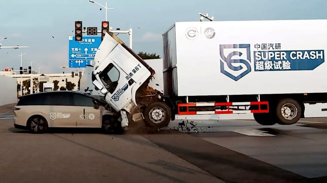 Uji tabrak mobil listrik Li Auto i8 vs truk Dongfeng Uji tabrak mobil listrik Li Auto i8 vs truk Dongfeng