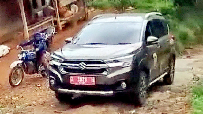 Mobil dinas desa di Tasikmalaya yang terjebak jalanan rusak. Mobil dinas desa di Tasikmalaya yang terjebak jalanan rusak.
