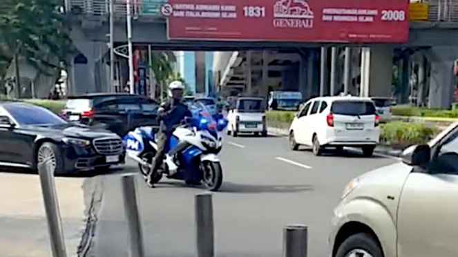 Mobil mewah dikawal petugas lawan arus di Kuningan, Jakarta Selatan Mobil mewah dikawal petugas lawan arus di Kuningan, Jakarta Selatan