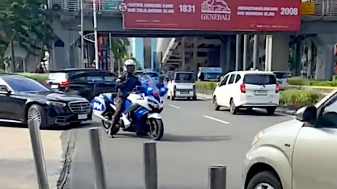 Mobil mewah dikawal petugas lawan arus di Kuningan, Jakarta Selatan
