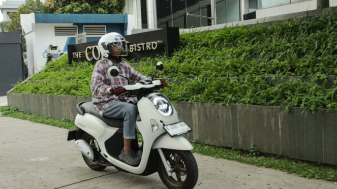 Ilustrasi mengendarai sepeda motor Ilustrasi mengendarai sepeda motor