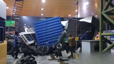 Truk hantam Gardu Tol Ciawi