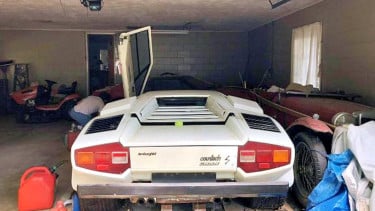 Lamborghini Countach terbengkalai di gudang.