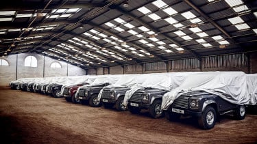 Ratusan Land Rover Defender 110 edisi lama.