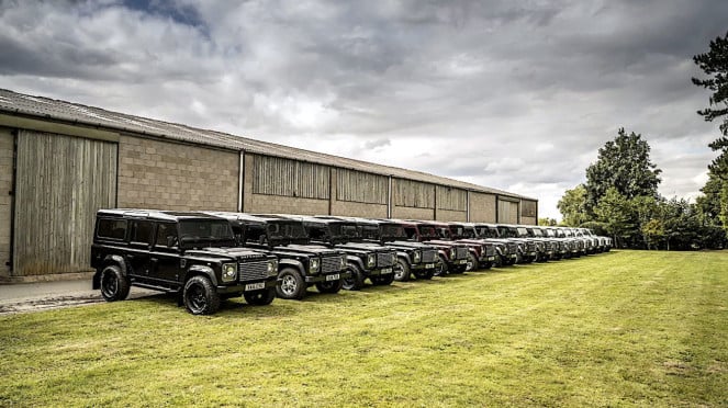 Ratusan Land Rover Defender 110 edisi terakhir. Ratusan Land Rover Defender 110 edisi terakhir.