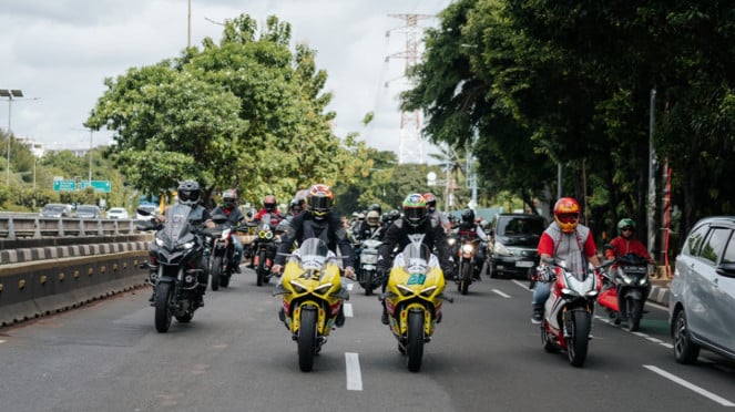 Rombongan komunitas motor serta Fabio Di Giannantonio dan Franco Morbidelli Rombongan komunitas motor serta Fabio Di Giannantonio dan Franco Morbidelli