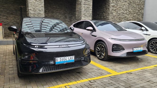 Xpeng G6 (kiri), Xpeng G6 Pro (kanan) Xpeng G6 (kiri), Xpeng G6 Pro (kanan)