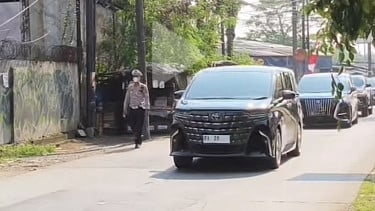 Toyota Alphard di iring-iringan