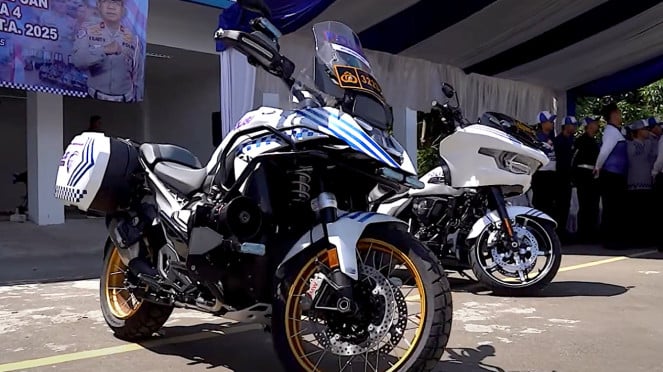 BMW R1300 GS dan Harley-Davidson Road Glide Police jadi motor patwal. BMW R1300 GS dan Harley-Davidson Road Glide Police jadi motor patwal.