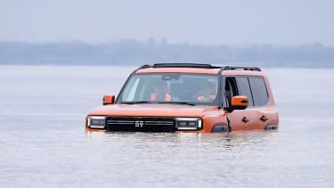 Jetour Zonghing G700 mengarungi sungai terpanjang di Asia.