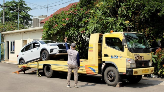 Ilustrasi truk towing Ilustrasi truk towing