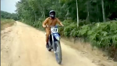 Wali Kota Pekanbaru, Agung Nugroho naik motor trail.