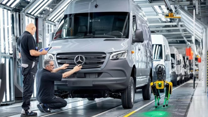 Kini Mercedes-Benz Gunakan Anjing Robot di Pabriknya! Kini Mercedes-Benz Gunakan Anjing Robot di Pabriknya!