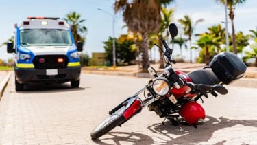 Jangan Asal Angkat! Begini Cara Mengangkat Sepeda Motor Sendiri Pasca Terjatuh