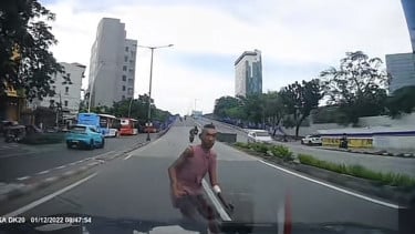 Viral! Pria Ini Sengaja Tabrakkan Diri ke Mobil, Polisi Ikut Komen