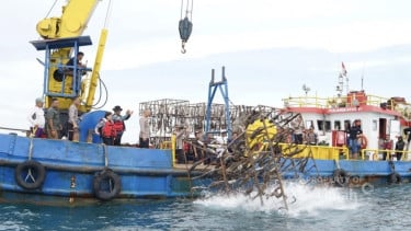 Heboh Aksi Polisi Tenggelamkan Knalpot Sitaan ke Laut, Bilangnya Buat Jadi Rumpon
