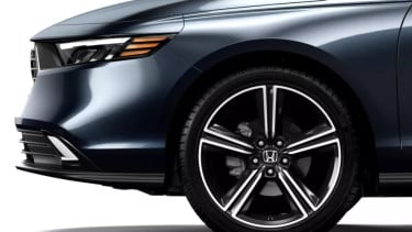 Ada Mobil Sedan Premium Hadir dengan Fitur Baru