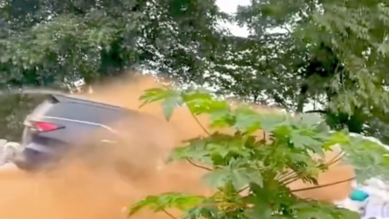 Tak Kuat Tanjakan Turunan Ekstrem, Toyota Fortuner Nyungsep di Gotekan