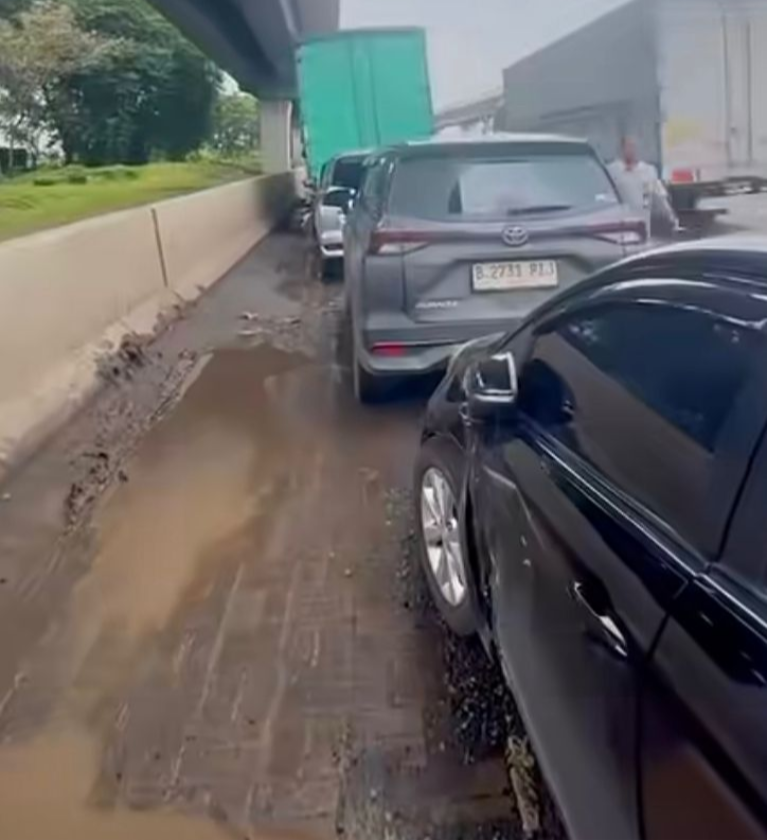 Ngeri! Begini Nasib Ban Mobil Pecah Korban Lubang Jalan Tol
