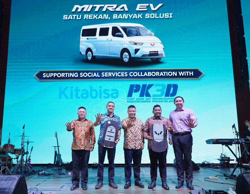 Wuling Donasikan 2 Unit Mitra EV Minibus untuk Operasional Sosial