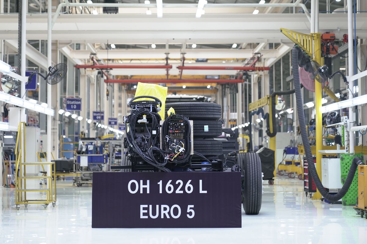 pabrik, Ekspor, produksi, Mercedes Benz, sasis bus, Euro 5, Daimler, DCVMI, Produksi Cikarang, DCVMI Ekspor Perdana Sasis Mercedes 1626L Euro 5
