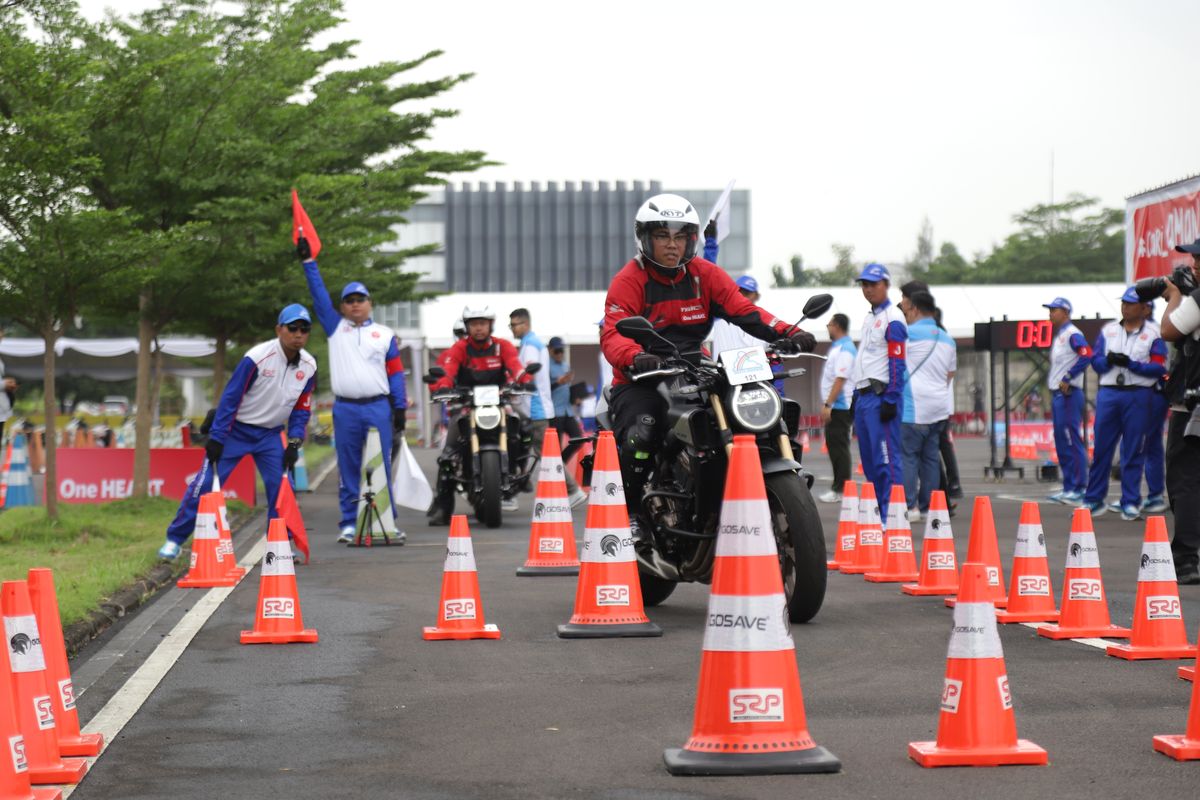 safety riding, keselamatan jalan, Keterampilan berkendara, pelatihan motor, Menguasai Safety Riding: Kunci Keselamatan Pengendara Motor