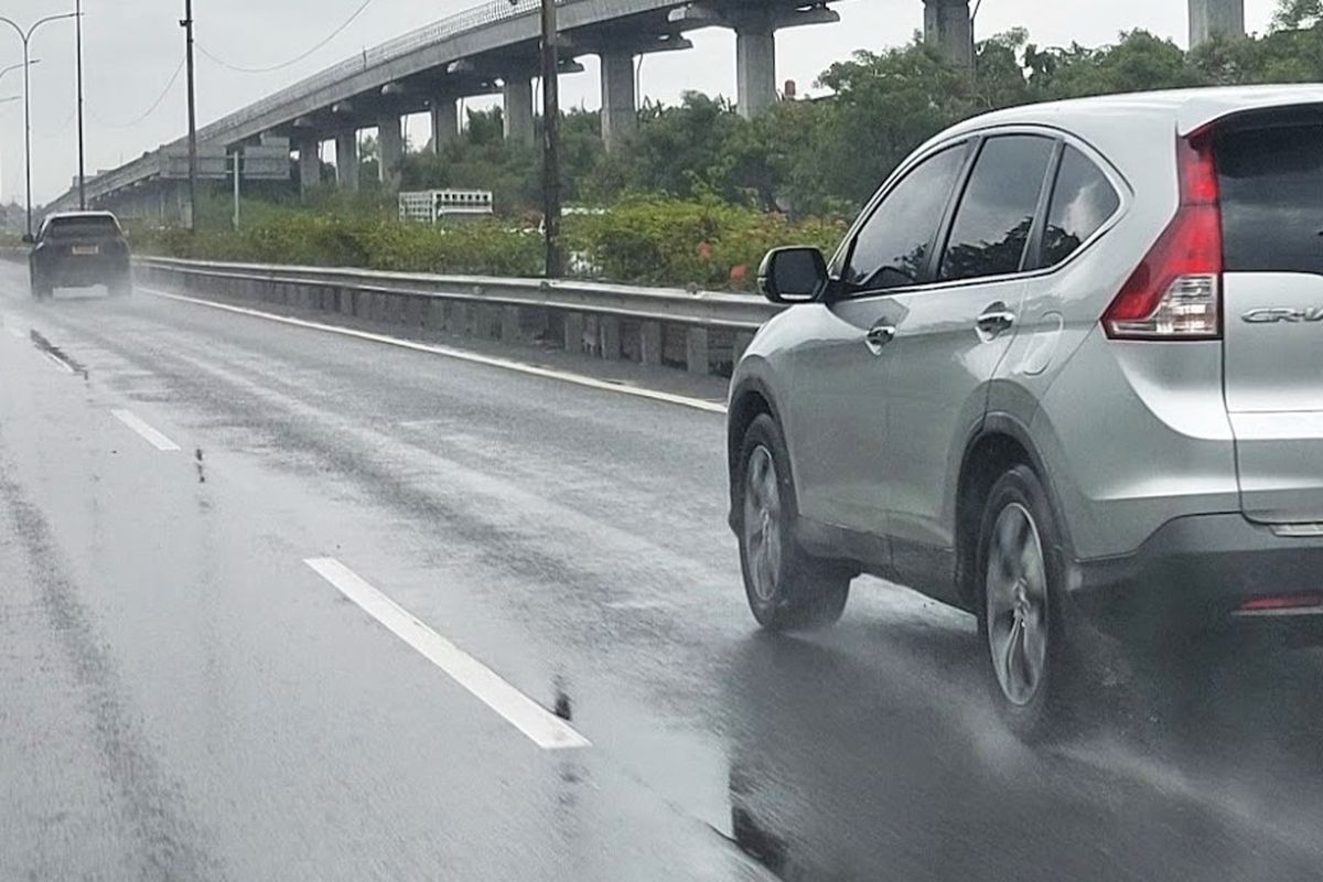 banjir di Jakarta, kecelakaan, ban mobil, musim hujan, banjir Jakarta, Ban mobil, ganti ban, harga ban mobil, Musim Banjir: Ganti Baru Ban Mobil, Cek Harga Per Juli 2025