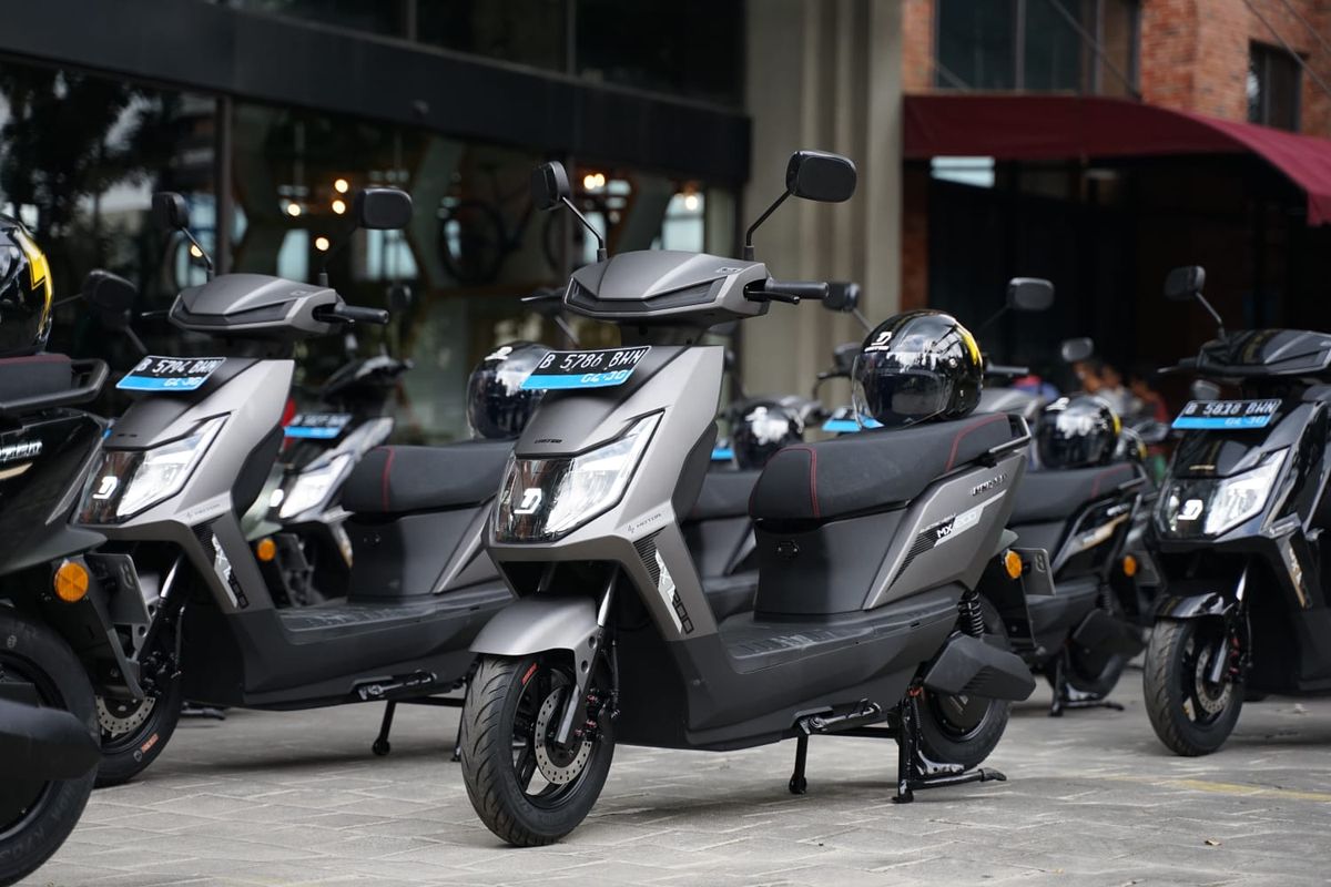 United E-Motor, ojek online, motor listrik, United Serahkan 30 Unit MX1200 Edisi Khusus Ojek Online