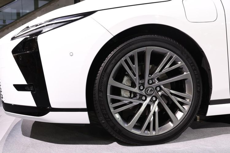 Modellista Rilis Paket Bodykit Lexus ES di Tokyo Auto Salon 2026