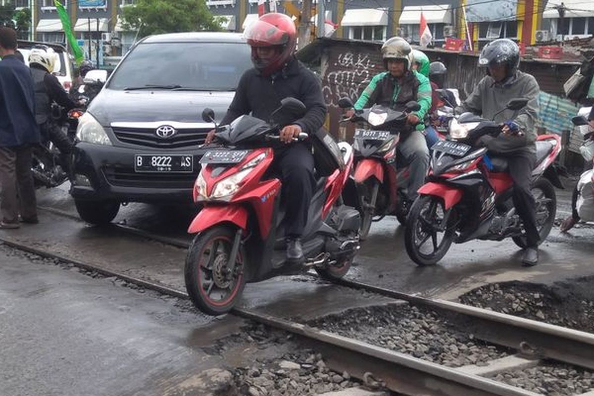 mobil tersangkut di rel kereta, ban mobil selip, penyebab mobil selip, Penyebab Ban Mobil Selip dan Tak Bisa Melaju Saat Melintas Rel Kereta