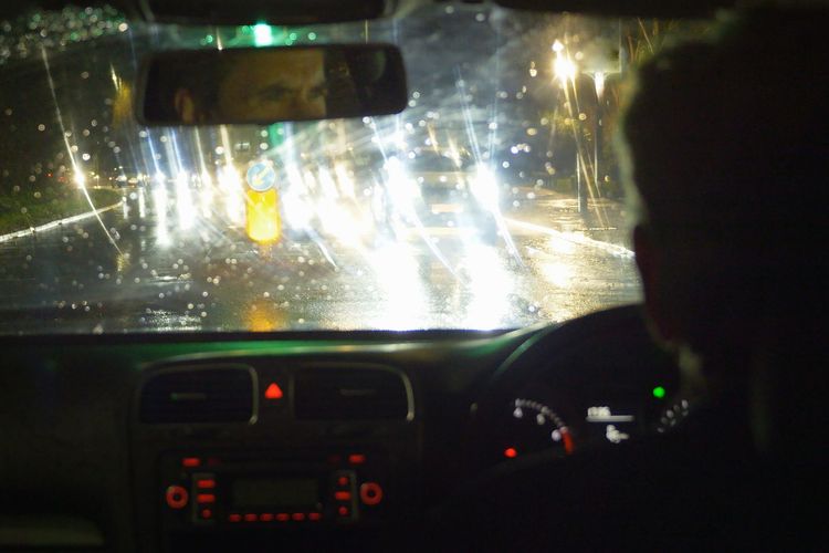 Cegah Silau Lampu Mobil Arah Berlawanan Saat Berkendara Malam Hari