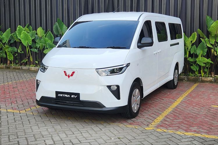 Wuling Serahkan Mitra EV, Perkuat Layanan Kesehatan dan Sosial