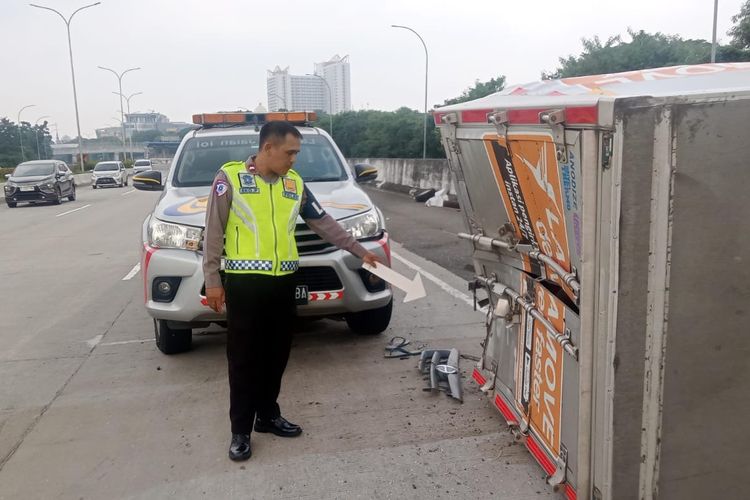 Bukan Cuma Terguling, Ini Risiko Lain Saat Ban Pecah di Jalan Tol