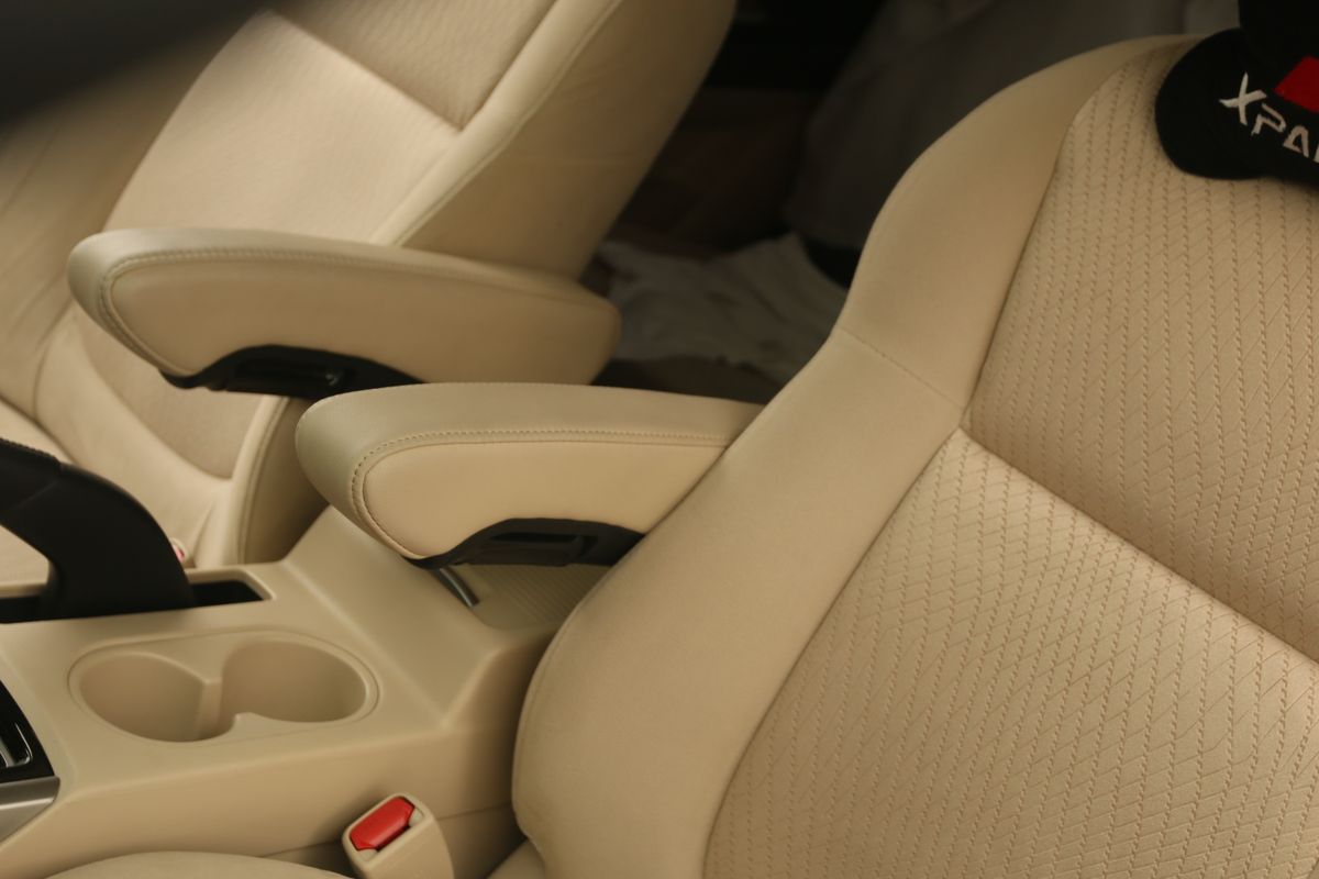 modifikasi interior mobil, pemasangan arm rest, kenyamanan mengemudi, biaya arm rest, Pasang Arm Rest di Jok Mobil mulai Rp 500.000, Ada Syaratnya