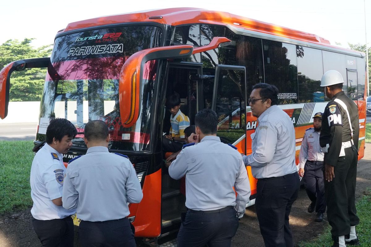 Kementerian Perhubungan, Rest Area KM 45, keselamatan lalu lintas, Pelanggaran Angkutan, Pelanggaran Angkutan Umum di Tol Jagorawi Terungkap