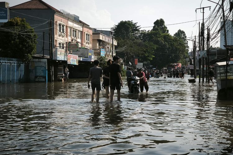 perawatan kendaraan, banjir bali, Kemacetan kendaraan, Penanganan pascabencana, Banjir Bali: Menghindari Kerusakan Kendaraan Pasca-Bencana