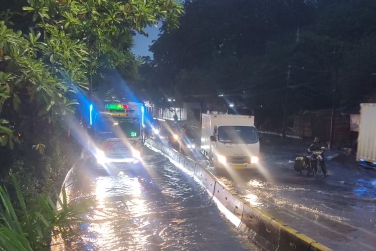Daftar Rute Bus Transjakarta yang Terimbas Banjir Hari Ini
